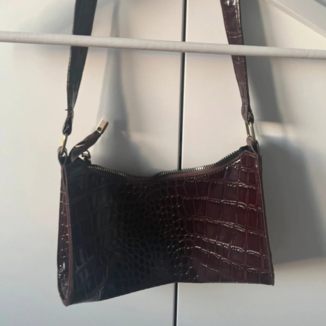 Brun axelväska med krokodilmönster - 1
