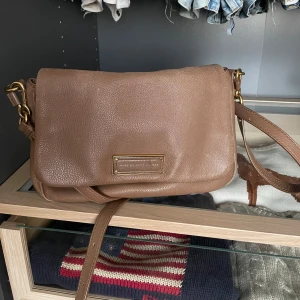 Marc Jacobs väska  - Säljer mammas fina väska från Marc Jacobs. Stilren och tidlös väska som passar till allt. Några små märken som syns på bilderna men annars hur fin som helst