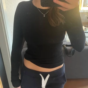 Svart långärmad topp/ tröja - Jättebra skick och är i väldigt skönt material som formar kroppen fint. Långa ärmar som går ut på händerna, vilket är väldigt skönt.💗