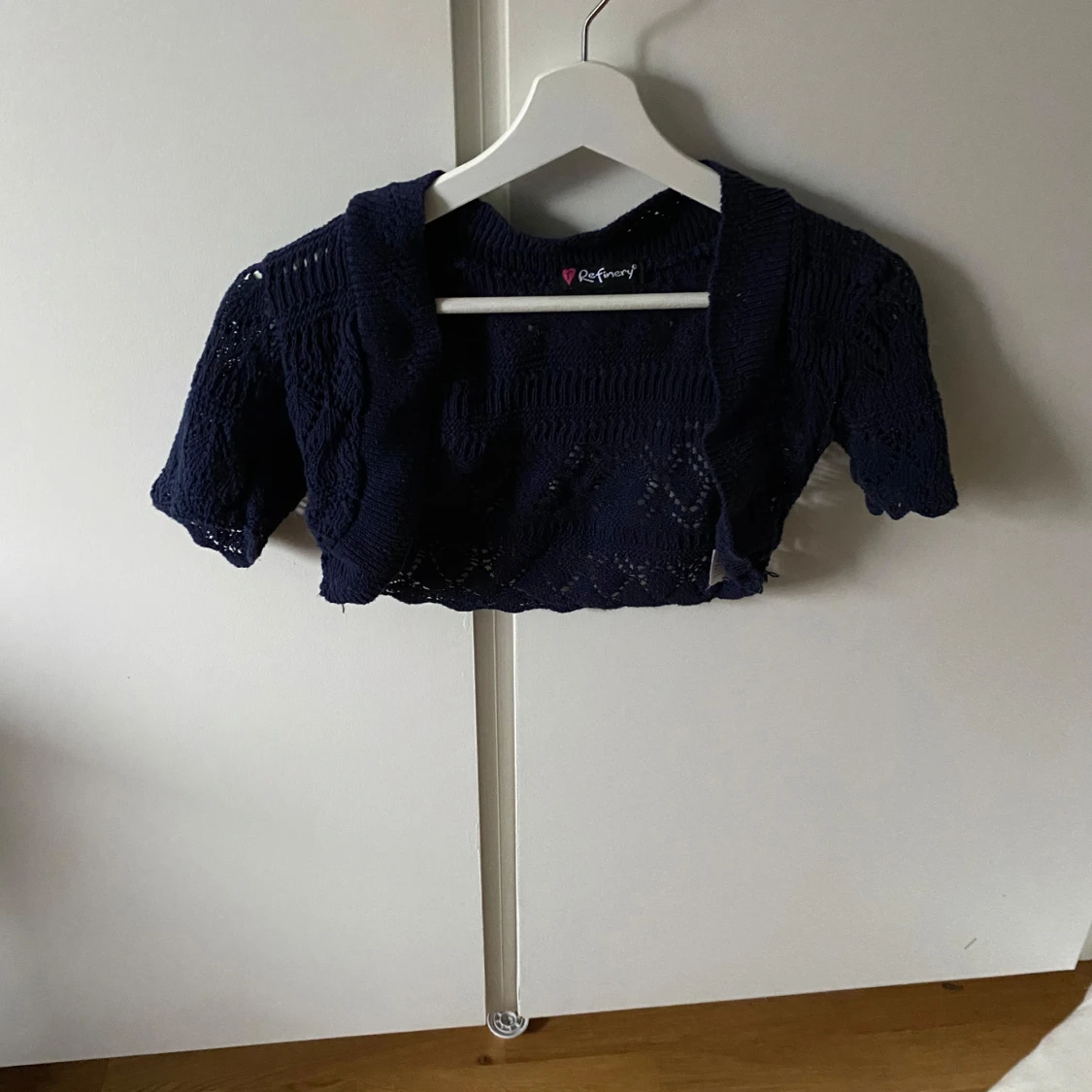 Mörkblå bolerotopp från Refinery