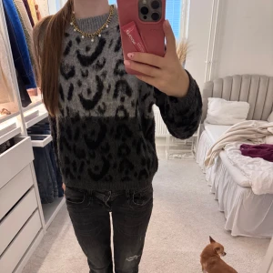 Grå leopardmönstrad tröja🤩🤩 - Snygg grå tröja med leopardmönster i svart. Tröjan har en normal passform och är långärmad, perfekt för en trendig look. Den är tillverkad i ett mjukt material som känns skönt mot huden.💞💞💞💞💞