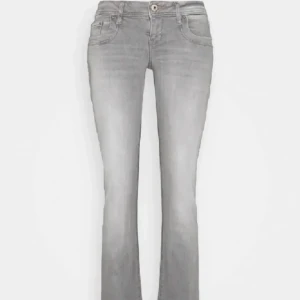 Grå ltb jeans - grå ltb jeans (valerie), inte alls slitna och aldrig andvända. innerbensmått-76 midjemått-39/40