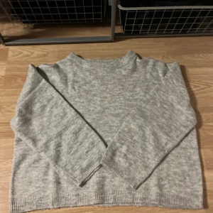 Grå stickad tröja från 157 - grå stickad tröja från lager 157. Den är knappt använd då jag tycker den är lite för kort för min smak 💕 köparen står för frakten! 