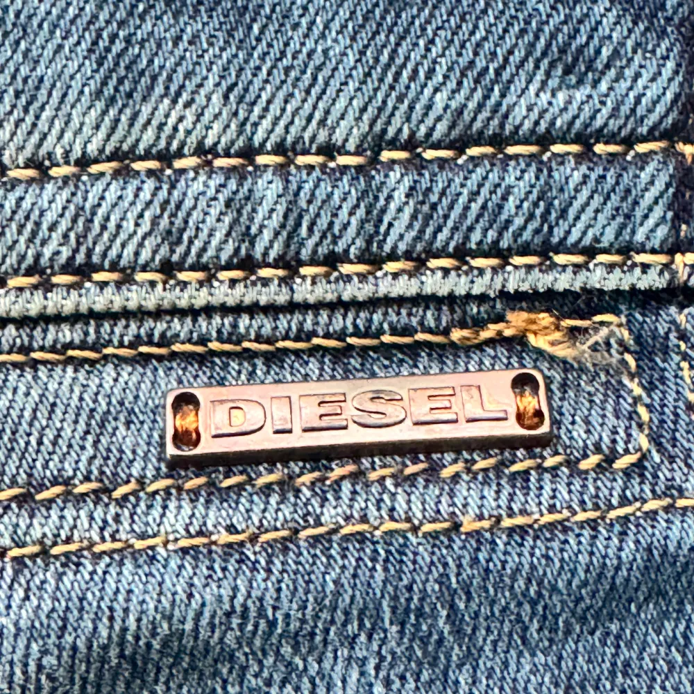 Snygga blå jeans från Diesel med subtila slitningar för en trendig look. De är perfekta för en avslappnad stil. Märkeslogga på bakfickan ger en extra touch. Storlek 29/32🔥🔥 . Farkut & Housut.