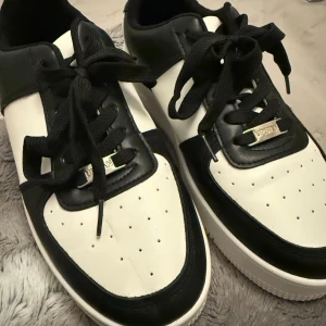 Svartvita sneakers med snörning - Snygga svartvita sneakers med snörning och perforerade detaljer på ovansidan. Endast provade ute en gång! I mycket fint skick! Storlek 39 🖤