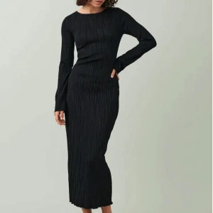 Svart  långklänning/maxiklänning  - Snygg svart långklänning med långärmad design. Perfekt för en stilren look. Klänningen har en figurnära passform och är tillverkad i ett bekvämt material. Använt endast en gång. Nypris 499🌸