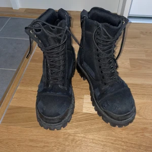 Balenciaga Strike boots - Säljer mina balenciaga strike boots, använt mindre än tre månader, storlek 43. Bra skick