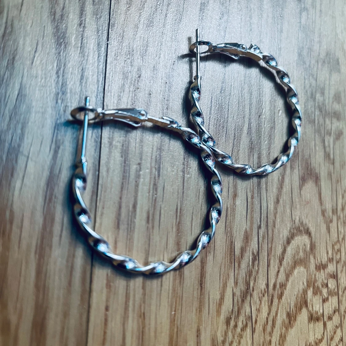 By prisförslag- 1 par Tvinnade silverörhängen medium size  - 2