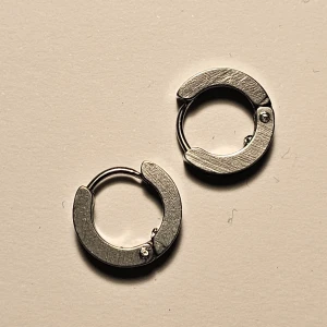 Runda silverörhängen - Snygga och stilrena runda örhängen i silver. Perfekta för att ge en elegant touch till din look. De har en enkel och tidlös design som passar till många olika stilar.