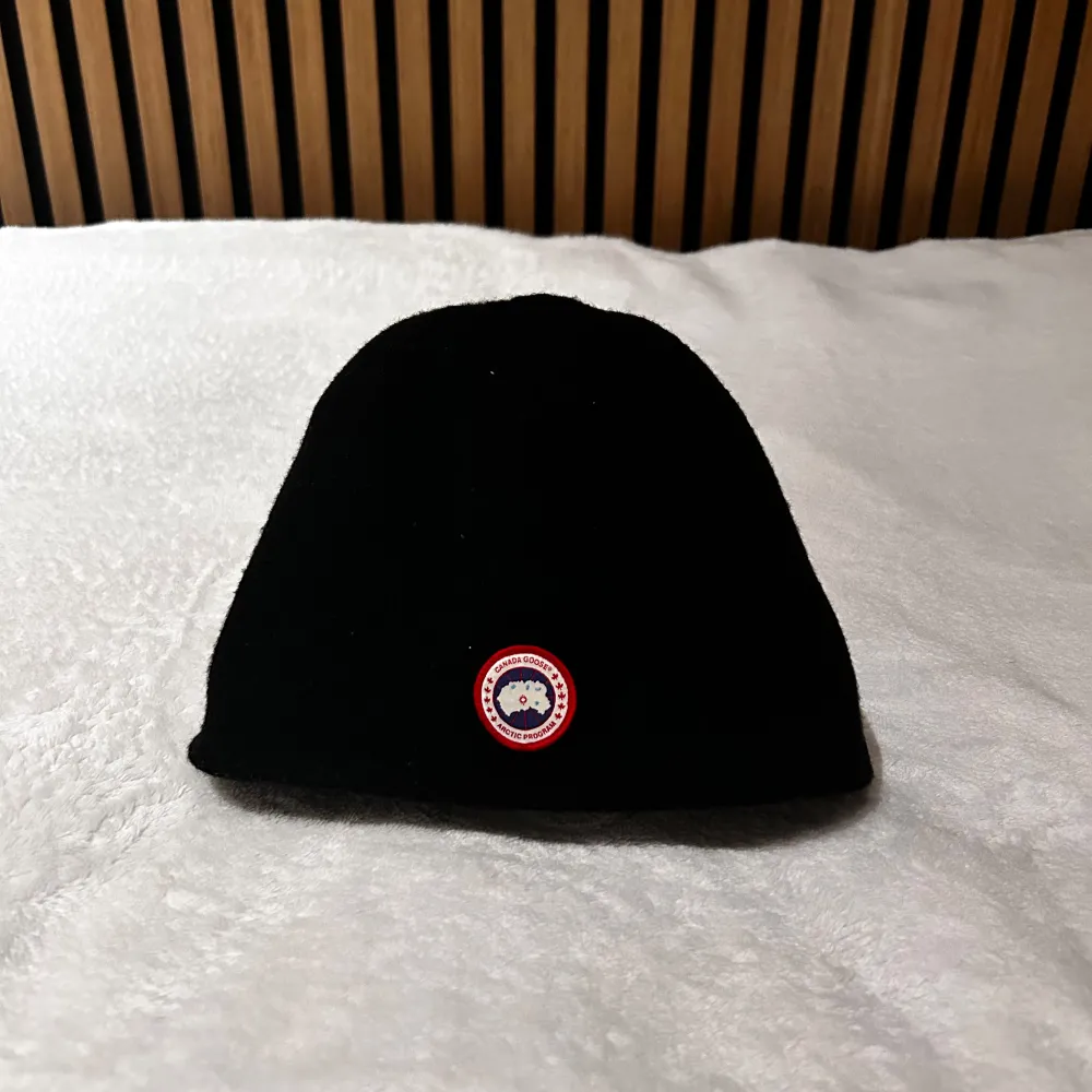 ♠️Äkta Canada Goose Standard Toque i färgen svart! ♻️Mössan är knappt använd och i god skick! Den har blivit igenom tvättad och djupt rengjord innan försäljning! 🛍️ Varan är köpt från Canada Goose Hemsida för 1450kr! ⭕️Mössan är till salu på grund av att jag har tröttnat på den och vill ha en annan! Vid mer frågor och funderingar är det bara att skriva!🤝. Asusteet.