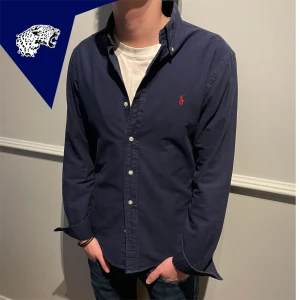 RALPH LAUREN SKORJA  - Fin skjorta från Ralph Lauren | Skick: 8.5/10 | Strl: S | Modellen är 180cm lång | Hör av dig om du undrar någonting!