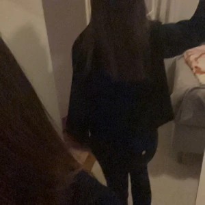 Svarta jeans med knapp fickor - Säljer ett par svarta jeans som är använda men är i bra skick, säljer pga att de blivit korta 