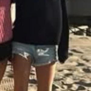 Ljusa lågmidjade jeansshorts  - Snygga ljusa jeansshorts med fransiga kanter och en klassisk femficksdesign. Perfekta för en avslappnad sommarlook. De har en lågmidjad passform som ger en cool och avslappnad stil.