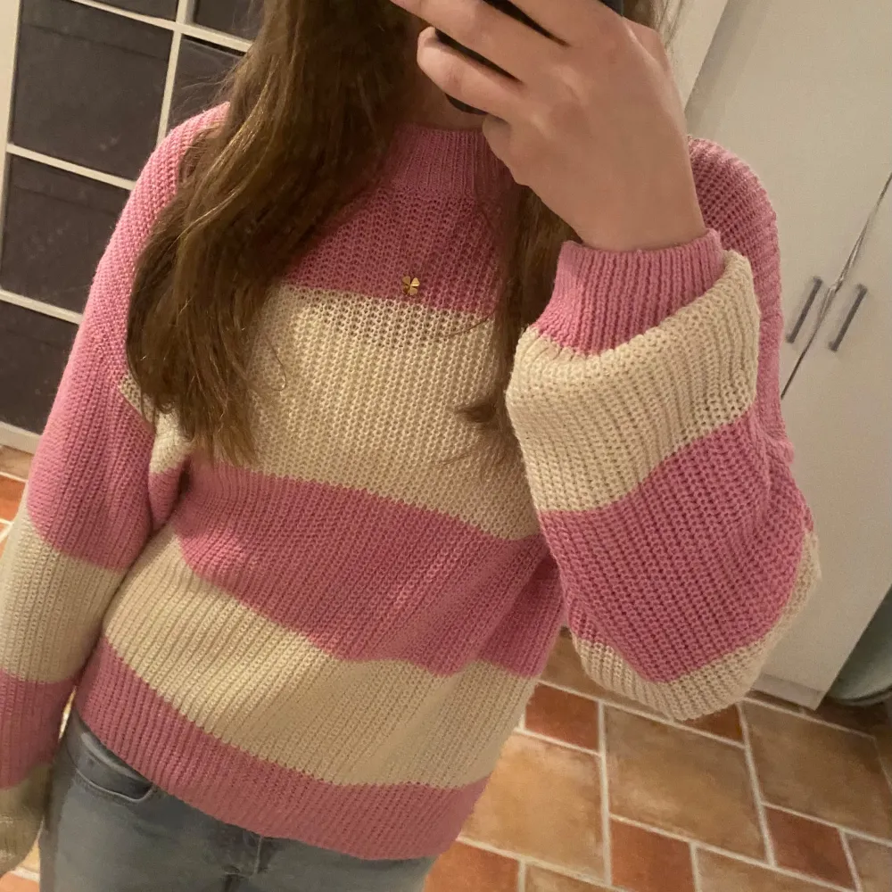 Säljer en jätte gullig randig tröja. Tröjan är från Gina tricot. Den har mesta delt legat i garderoben så den är i ett mycket bra skick. Den är i storlek 158/164.. Neuletakit & Villapaidat.