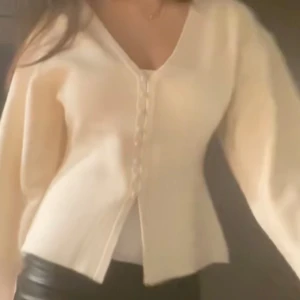 Vit kofta från Gina Tricot - Hej!! Nu är det dags för mig att säljer denna snygga beige/vita kofta från Gina Tricot med v-ringning och knappar framtill. Koftan har långa ärmar och är perfekt för en avslappnad eller festlig look. Helt slutsåld på hemsidan, hoppas den kan komma till användning hos någon annan💕(endast använd 1 gång) 