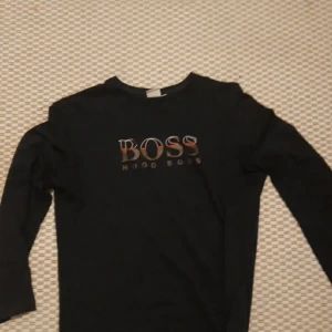 Svart långärmad tröja från Hugo Boss - Snygg svart långärmad tröja från Hugo boss. Äkta om du vill se mer bilder kom privat