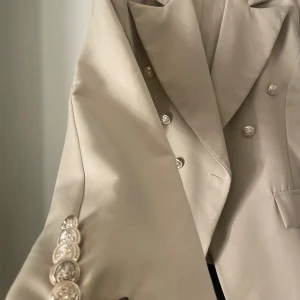 Kavaj i beige  - Säljer den för mamma som har storlek M vanligtvis men den passar också henne 