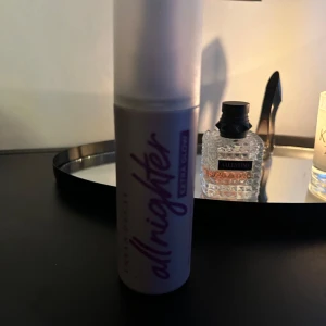 Urban Decay Setting Spray - As najs settingspray från Urban decay och som ger så fint glow och får sminket att smälta ihop🌸köpt här men fick ett likadant i födelsedagspresent så hann aldrig använda de 🥹118 ml