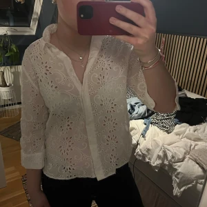 Vit broderad blus - Använd en gång 