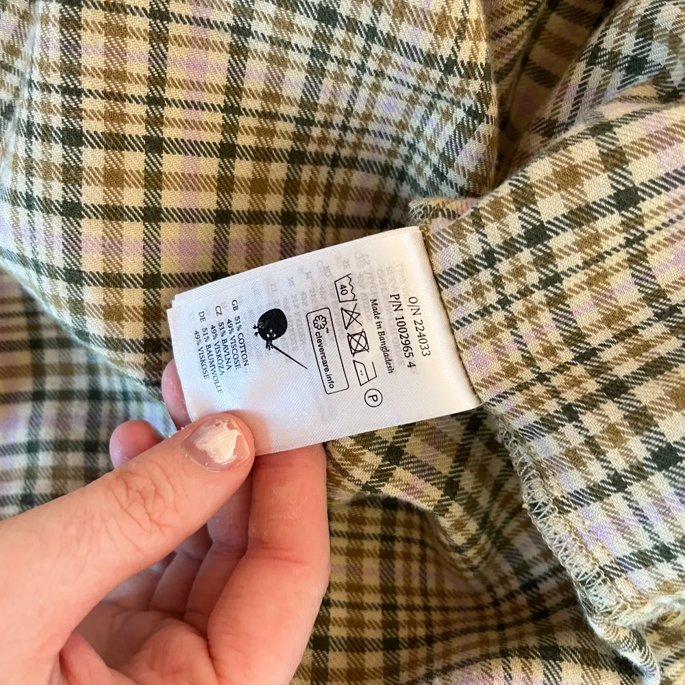 Inga defekter! Det står S men den skulle nog passa en medium eller till och med large. 51% bomull, väldigt varm och mysig. . Paidat.