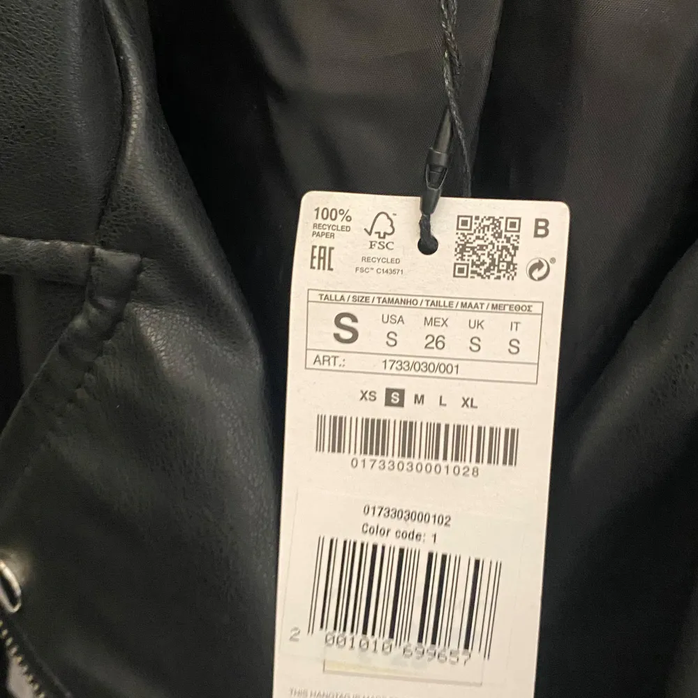 Snygg svart skinnjacka från Zara som är helt oanvänd och har prislappen kvar❤️ Är i Storlek S ❤️❤️. Takit.