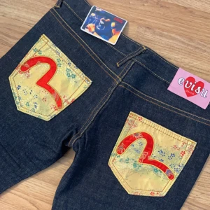 Rare Evisu jeans low waist straight leg - Väldigt sällsynta Evisu jeans, aldrig använda då de inte passar. Längd (103), Innerlängd (78), midja (84). Skulle sagt det passar storlek xs-s.
