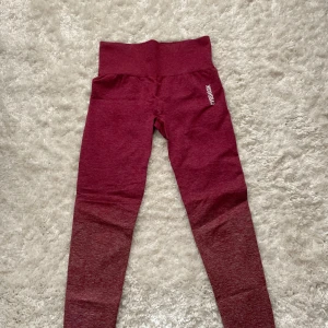 Röda leggings från Gymshark stl S - Snygga röda leggings från Gymshark med hög midja och ombre-effekt Stl S. Formar kroppen väldigt fint, använda fåtal gånger och är i väldigt fint skick, köparen betalar frakt☺️