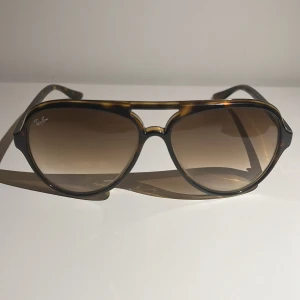 Solglasögon från Ray-Ban - Snygga solglasögon från Ray-Ban med en klassisk aviator-stil. Bågarna har ett coolt leopardmönster i brunt och svart, vilket ger en trendig look. Perfekta för att använda i sommar. Kommer tyvärr utan fodral.
