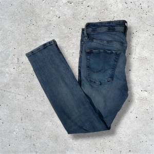Jack & Jones jeans Slim/Glenn - Säljer dessa feta Jack & Jones jeans i stl W32 L30 som är i hyfsat bra skick. Jeansen har några tecken på användning (se bild 3 på vänster ben). Men hör av er för fler bilder, priset är förhandlingsbart!