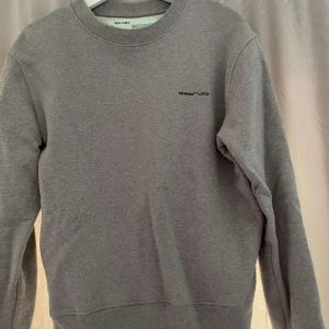 Grå sweatshirt från Off-White - Säljer en stilren grå sweatshirt från Off-White med tryck på bröstet. OG pris ca 3000kr och pris kan diskuteras