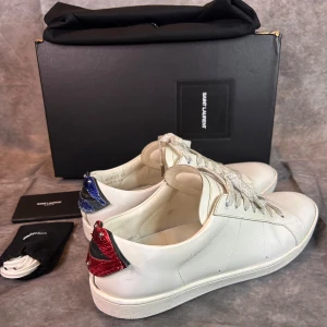 Saint laurent SL/01 sneakers - Sjukt feta skor som passar till varje outfit | size 42 1/2 med en innersula på 28 cm| det medföljer dustbag och snören för er som ogillar de nuvarande | skick 7/10 | fraktas spårbart inom 24 timmar med PostNord eller instabox |