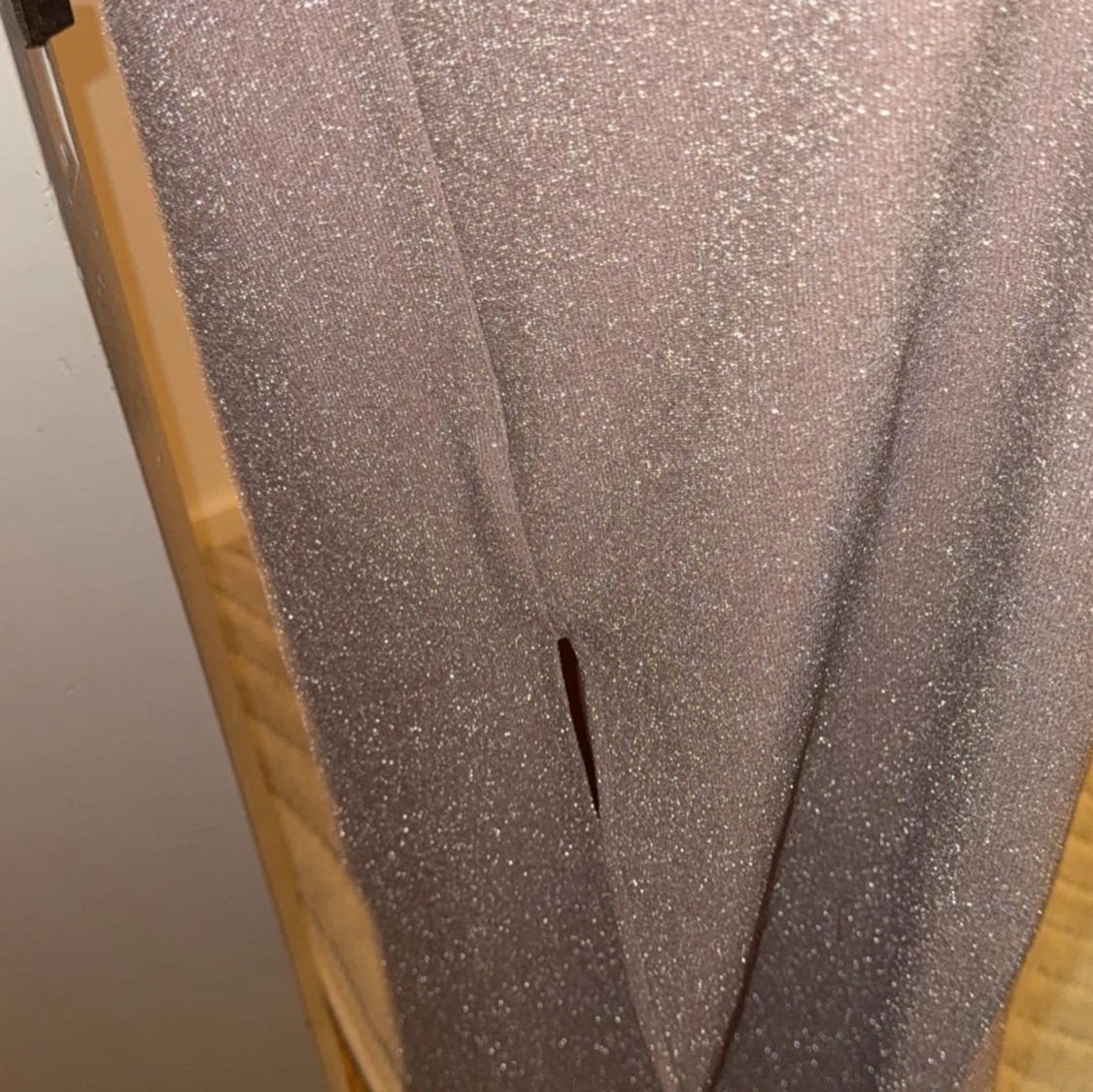 Glittrig långklänning med smala axelband - 1