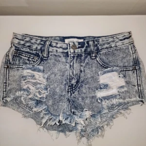 Blå jeansshorts från Ecko Unltd - Snygga blå jeansshorts från Ecko Unltd med slitna detaljer och fransar. Garderobsrensning så kika gärna på övriga auktioner.