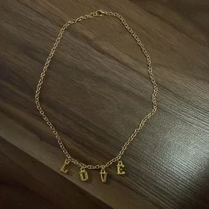 Love halsband  - Säljer ett halsband som jag gjort med texten love ⭐️ obs!!! INTE äkta guld!!!  