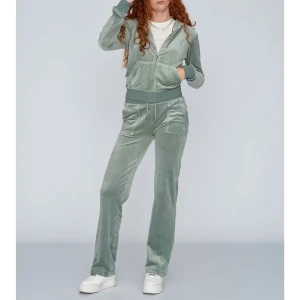 Grönt juicy set  - Säljer ljusgrönt juicyset med båda delar inga defekter. Man kan köpa hela setet för 800kr eller 300kr om man bara vill ha en av delarna 💕 båda plaggen är i xs