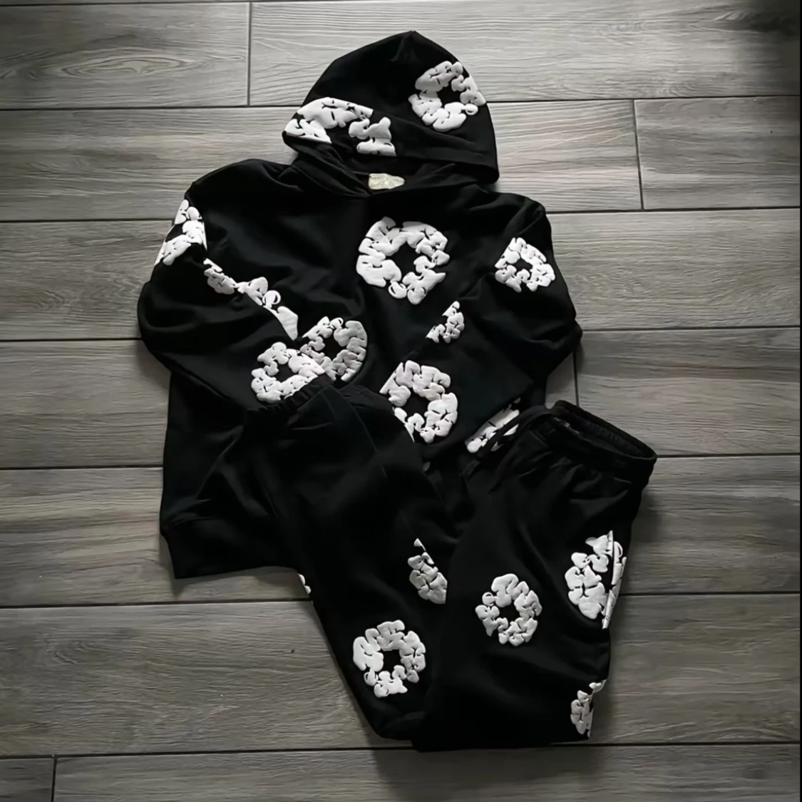 Svart hoodie och byxor från Denim Tears