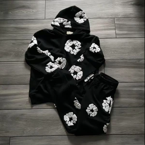 Svart hoodie och byxor från Denim Tears - Nya trucksuit denim tears utan o bli använd