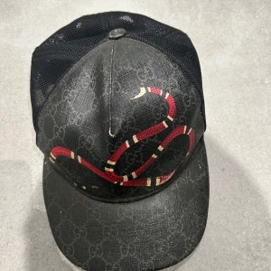 Gucci King snake keps  - Säljer min gamla king snake keps. Kepsen är äkta! Men boxen finns inte då jag tappa bort den när jag flyttade. Storlek S på kepsen. Kan gå ner till rätt så bra pris vid en snabb affär.