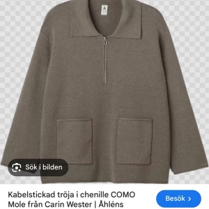  stickad tröja från Carin Wester svart - En svart stickad tröja med fickor fram och dragkedja från Åhléns, Carin Wester. Aldrig använd. Finns inte att köpa längre 