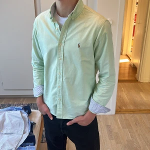 Ralph Lauren skjorta  - Snygg Ralph Lauren skjorta storlek S, något liten i storleken. Modellen är 178, passar 170-178 bäst. Skriv om du har frågor😇