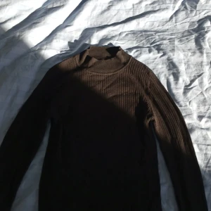 Svart ribbad polotröja från Primark - Säljer en stilren svart ribbad polotröja från Primark. Tröjan har långa ärmar och en klassisk polokrage, perfekt för kyligare dagar. Passar bra till både jeans och kjol. 🖤