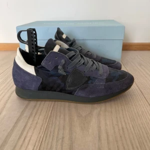 Philippe Model  - Snygga Philippe Model sneakers i blå mocka med kamouflagemönster| Storleken är 40 men dom sitter som 41| Skick 9/10 väldigt bra skick inga defekter| Skriv om ni är intresserade inget og medföljer vid köp|