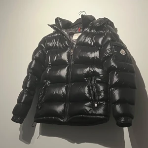 Moncler Maya  - Hej säljer nu denna Moncler Maya. Säljer pågrund av att den har blivit för liten. Jackan är i fint skick med inga tecken på användning. Jackan är storlek 2 vilket motsvarar S/M. Skälvklart finns det även Äktenhetsbevis. Priset är inte hugget i sten så hör gärna av er vid fler frågor. Med vänlig hälsning, casper.