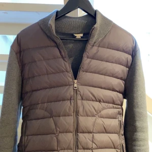 Grå moncler cardigan  - Tja, Säljer min moncler cardigan i storlek S eftersom den börjar bli för liten. Köpte den för ungefär ett år sedan och har mest använt den under förra våren. Jackan har inga defekter eller skador och passar perfekt till er som vill ha se extra bra ut i vår🔥🔥🔥, bara att höra av er vid frågor och funderingar. Pris kan diskuteras!! Mvh Alfons☺️