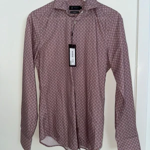 Riley skjorta - Helt ny skjorta med tags. Säljer den på grund av att jag inte tycker om färgen. Storlek XS men passar S.