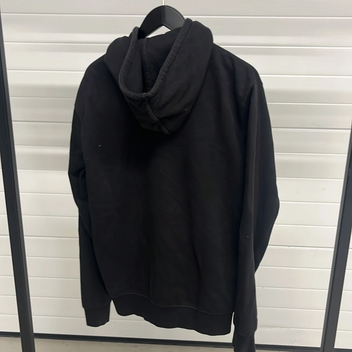 Svart hoodie från One Of One - 3