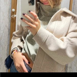 Kort kappa - Trendig kort oversized kappa från NAKD, helt slutsåld. Säljer pga har för många jackor.