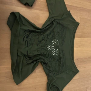Mörkgrön topp - Aldrig använd militär grön topp/tröja med coolt tryck! 