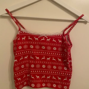 Röd julig linnetopp från Gina Tricot - Säljer ett sött rött set från Gina Tricot med juligt mönster av renar och snöflingor. Jättebra skick i storlek 146-152