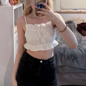 Vit croptop - vit croptop med volanger!